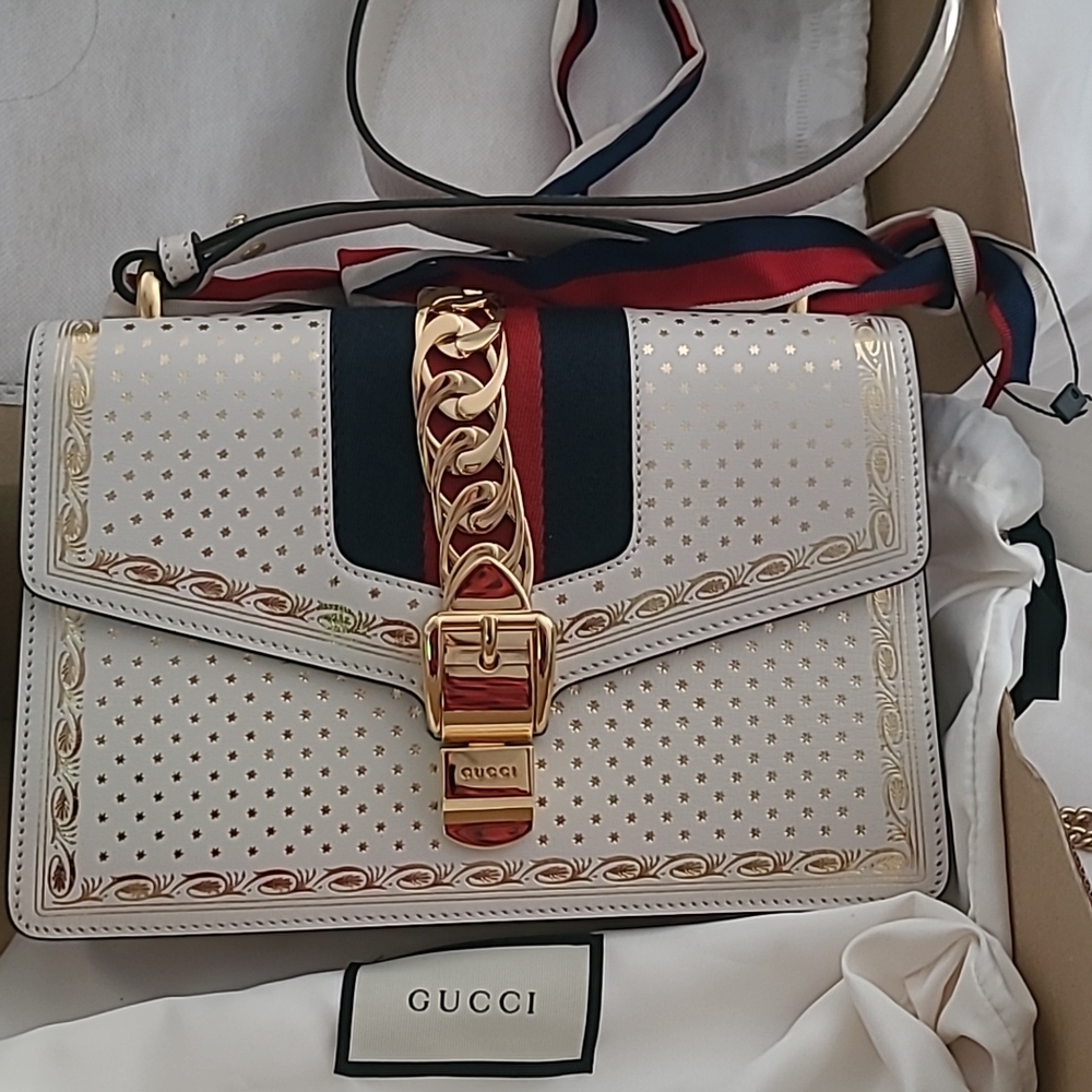 Gucci Stunning Mid size bag with amazing detais.  100% AUTHENTIC!